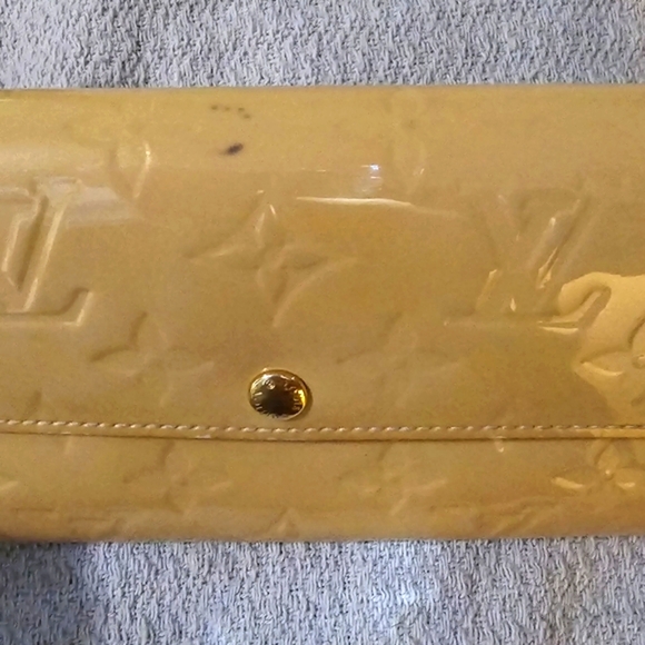 Authentic Louis Vuitton Vernis Sarah Wallet In Tan With Light Pink Interior - Picture 13 of 15